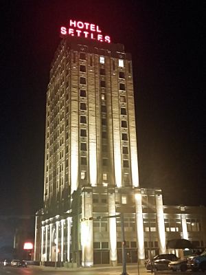 Hotel Settles at night